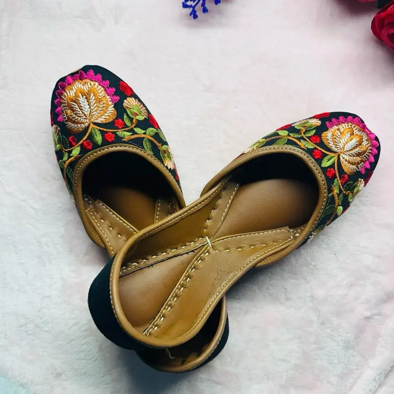 Handmade Floral Embroidered Jutti – Ethnic Punjabi Khussa Shoes – Traditional Bridal & Party Wear Mojaris