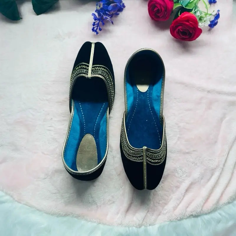 Handmade Velvet Khussa Jutti - Elegant Black & Gold Traditional Punjabi Mojari for Women - Ethnic Wedding & Festive Flat Shoes