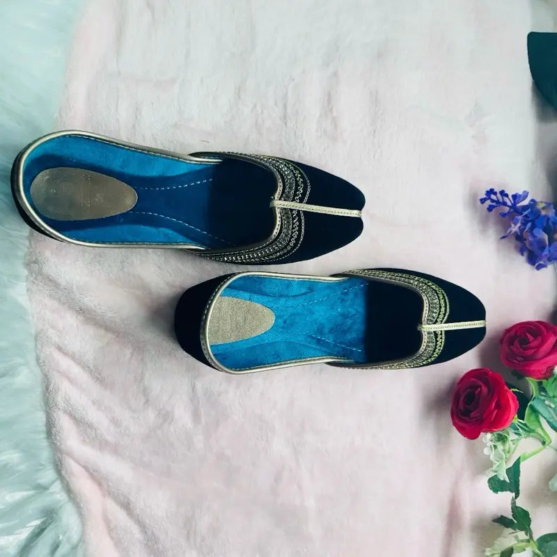 Handmade Velvet Khussa Jutti - Elegant Black & Gold Traditional Punjabi Mojari for Women - Ethnic Wedding & Festive Flat Shoes