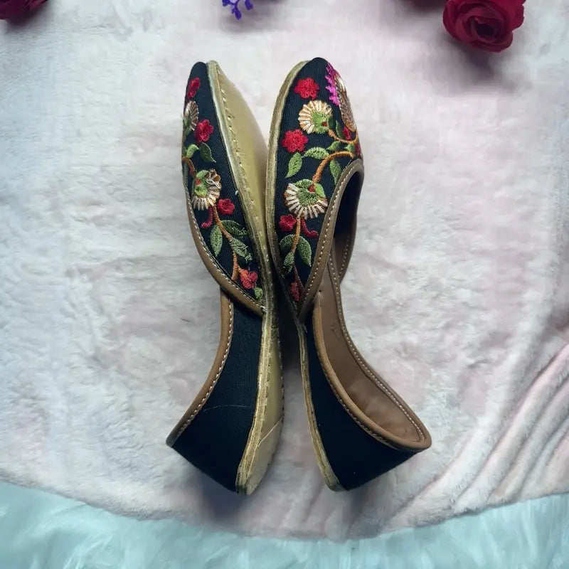 Handmade Floral Embroidered Jutti – Ethnic Punjabi Khussa Shoes – Traditional Bridal & Party Wear Mojaris