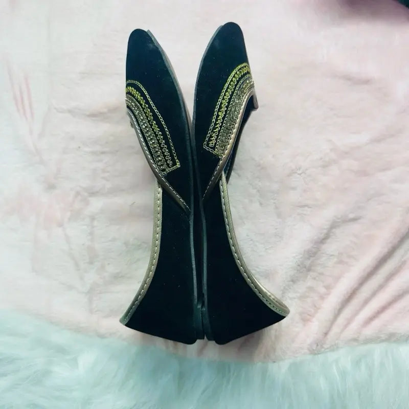 Handmade Velvet Khussa Jutti - Elegant Black & Gold Traditional Punjabi Mojari for Women - Ethnic Wedding & Festive Flat Shoes