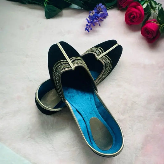 Handmade Velvet Khussa Jutti - Elegant Black & Gold Traditional Punjabi Mojari for Women - Ethnic Wedding & Festive Flat Shoes