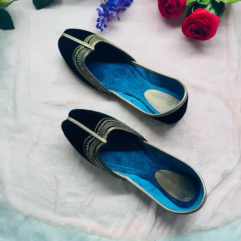 Handmade Velvet Khussa Jutti - Elegant Black & Gold Traditional Punjabi Mojari for Women - Ethnic Wedding & Festive Flat Shoes